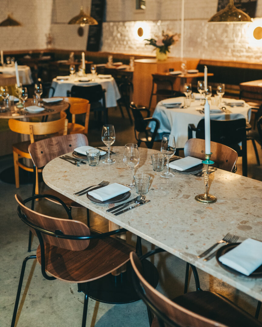 Kuva ravintola Albinan salista. Pöydät ovat katettuna.