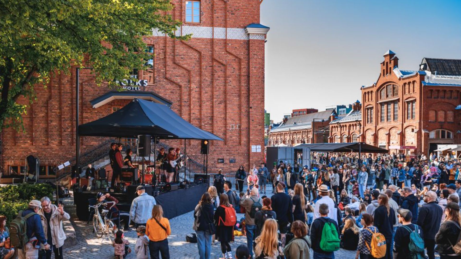 Folks Hotel Konepajan edessä on ihmisjoukko Konepaja festareiden aikaan.