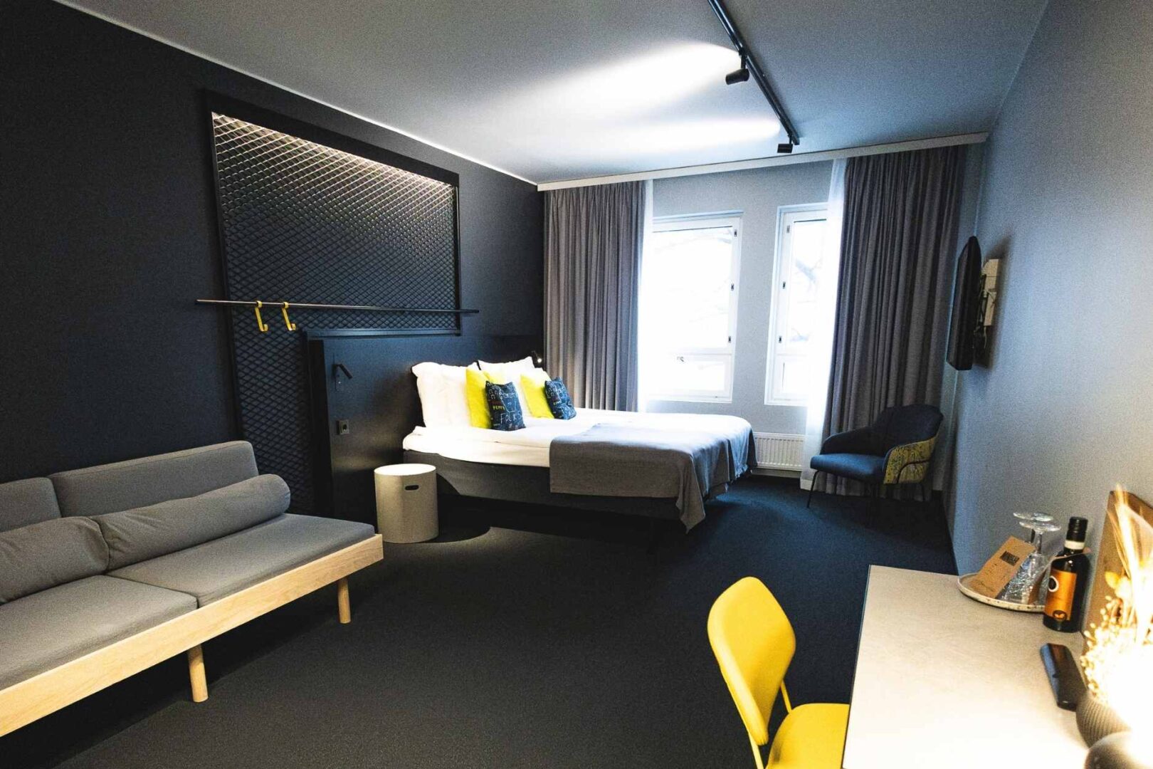 Family-huone sohvalla – Folks Hotel Helsinki