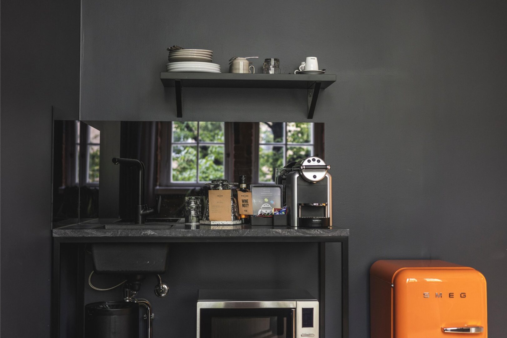 Keittiönurkkaus_Loft_smeg_nespressokeitin_mikro