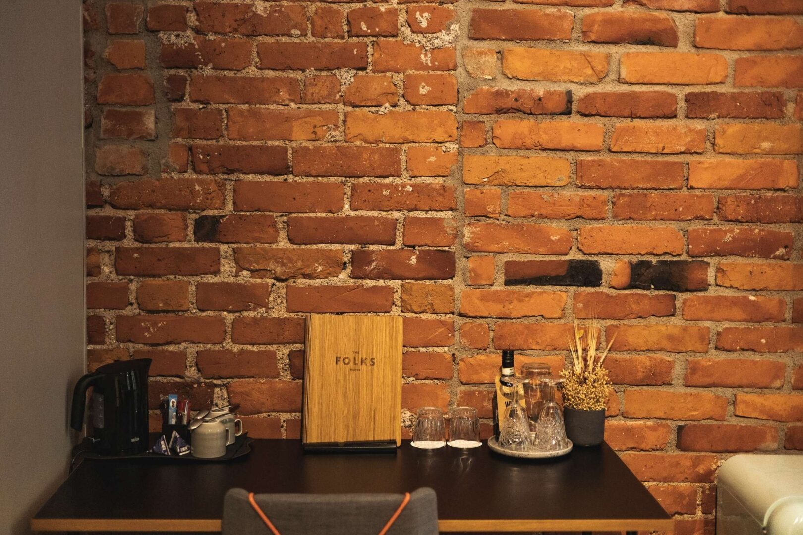 Kodikas Superior-hotellihuone tiiliseinällä – Folks Hotel Konepaja Helsinki