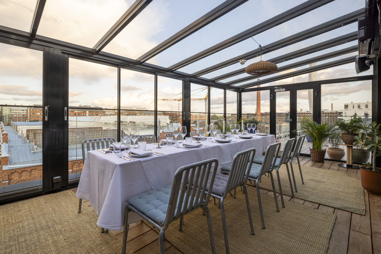 Kuva Alexiksen talviputarhasta, jossa on katettu pöytä istuvaa illallista varten.